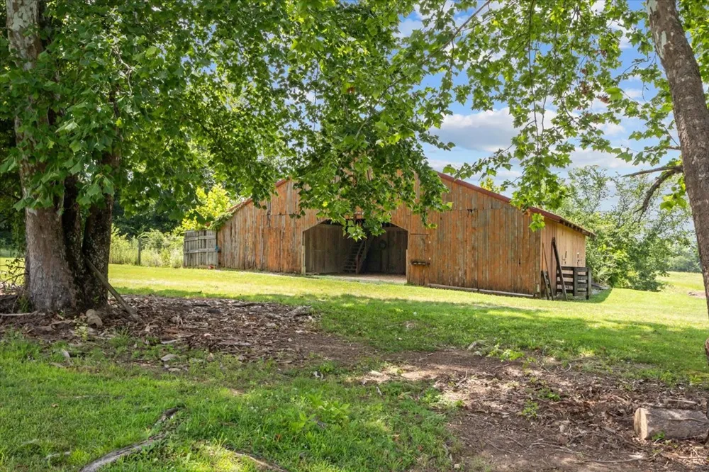 4060 Dyer Rd Hurricane Mills, TN 37078