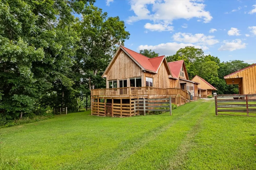 4060 Dyer Rd Hurricane Mills, TN 37078