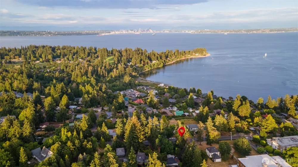 868 Gilmore Way NE Bainbridge Island, WA 98110