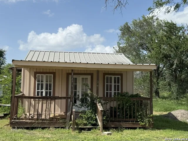 207 McGloin St Three Rivers, TX 78071