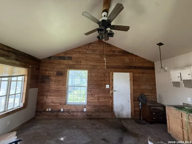 207 McGloin St Three Rivers, TX 78071