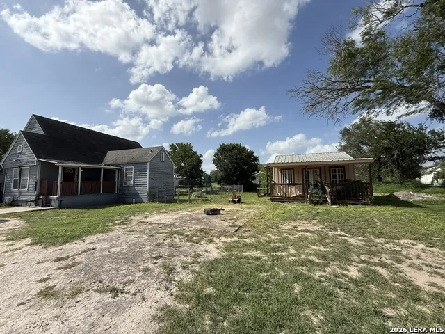 207 McGloin St Three Rivers, TX 78071