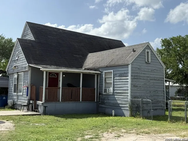 207 McGloin St Three Rivers, TX 78071