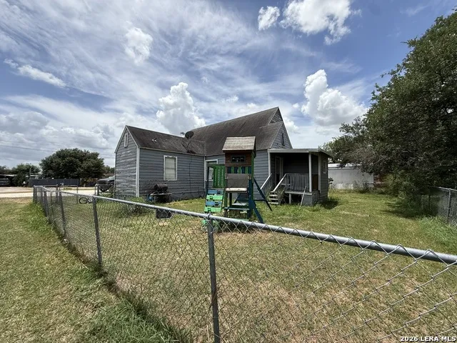 207 McGloin St Three Rivers, TX 78071