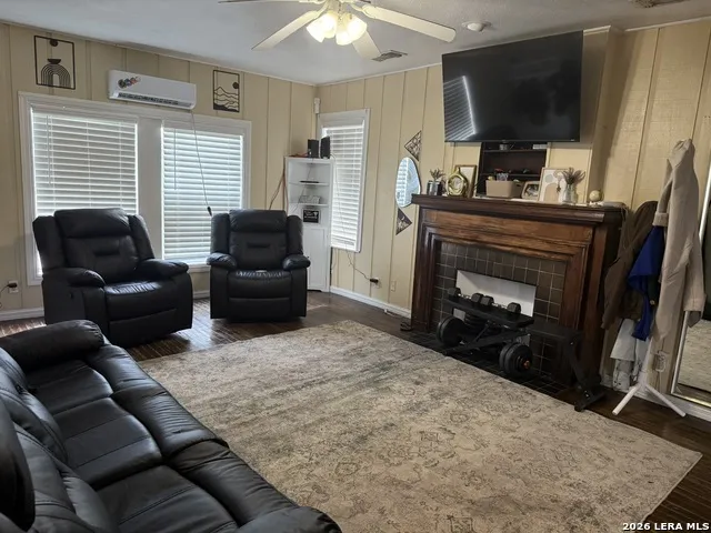 207 McGloin St Three Rivers, TX 78071