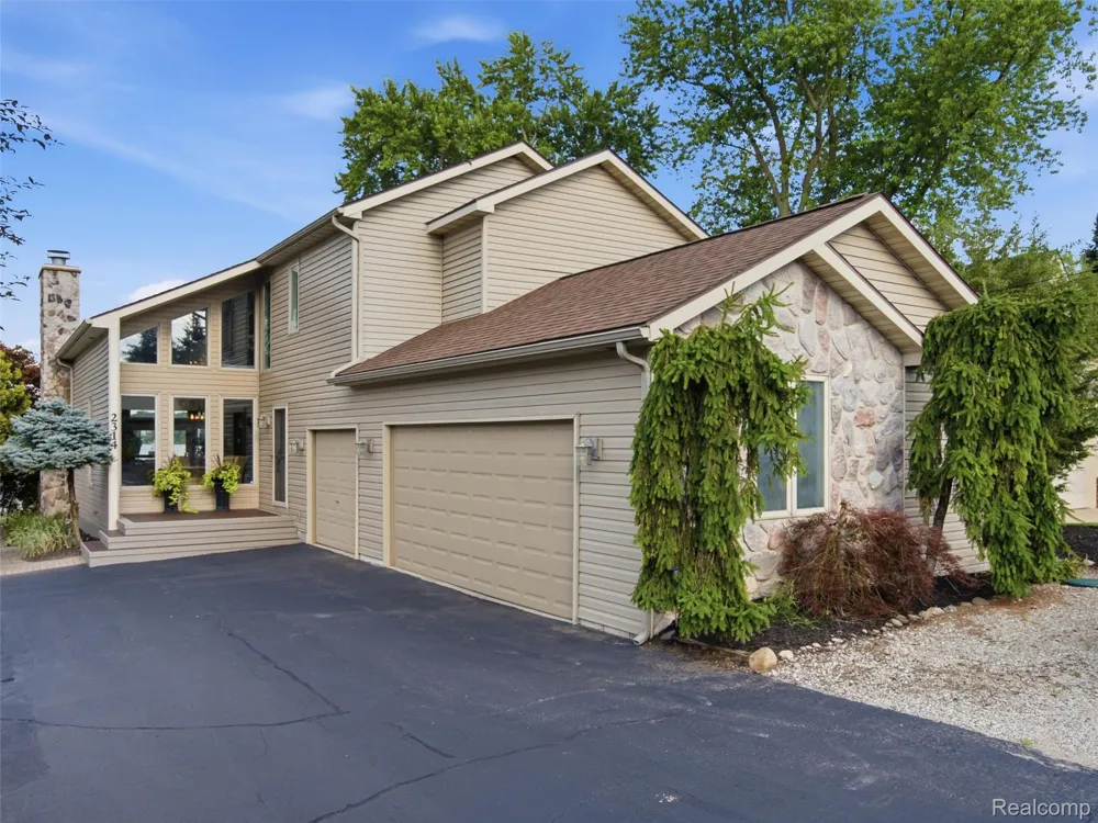 2314 Duck Lake Road Highland Charter Township, MI 48356