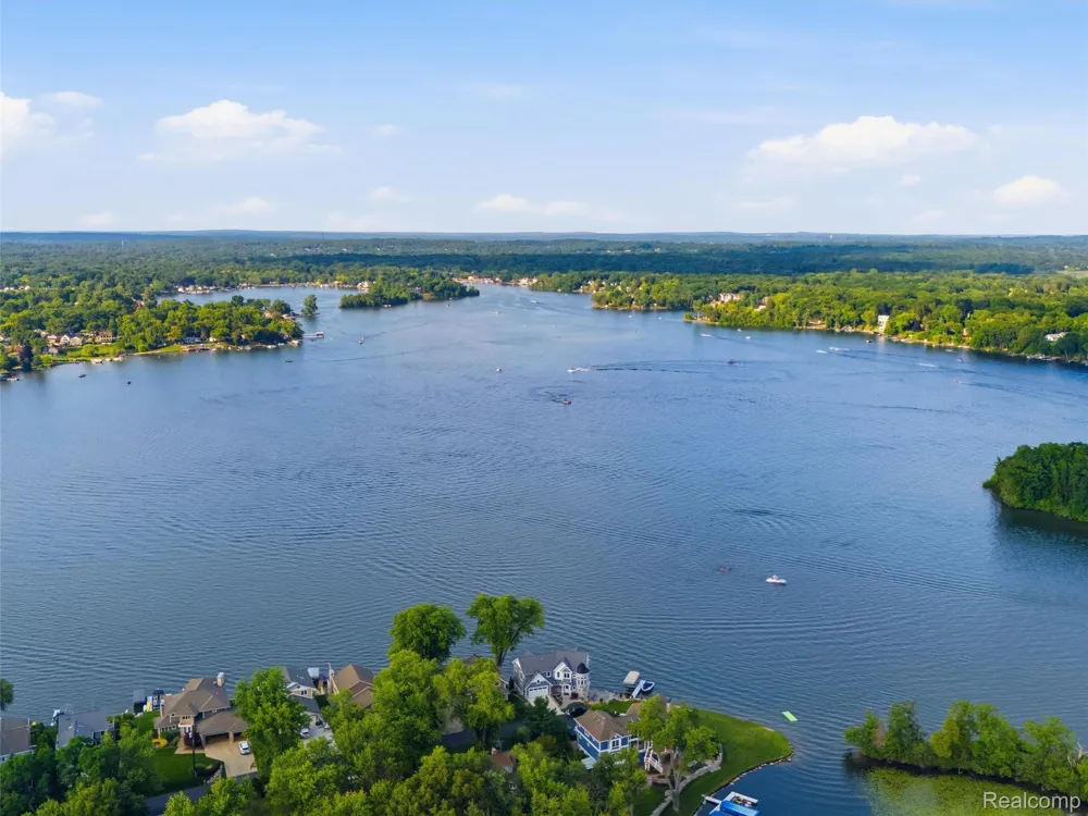 2314 Duck Lake Road Highland Charter Township, MI 48356