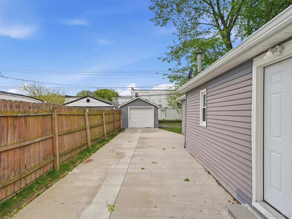 23449 Carlisle Avenue Hazel Park City, MI 48030