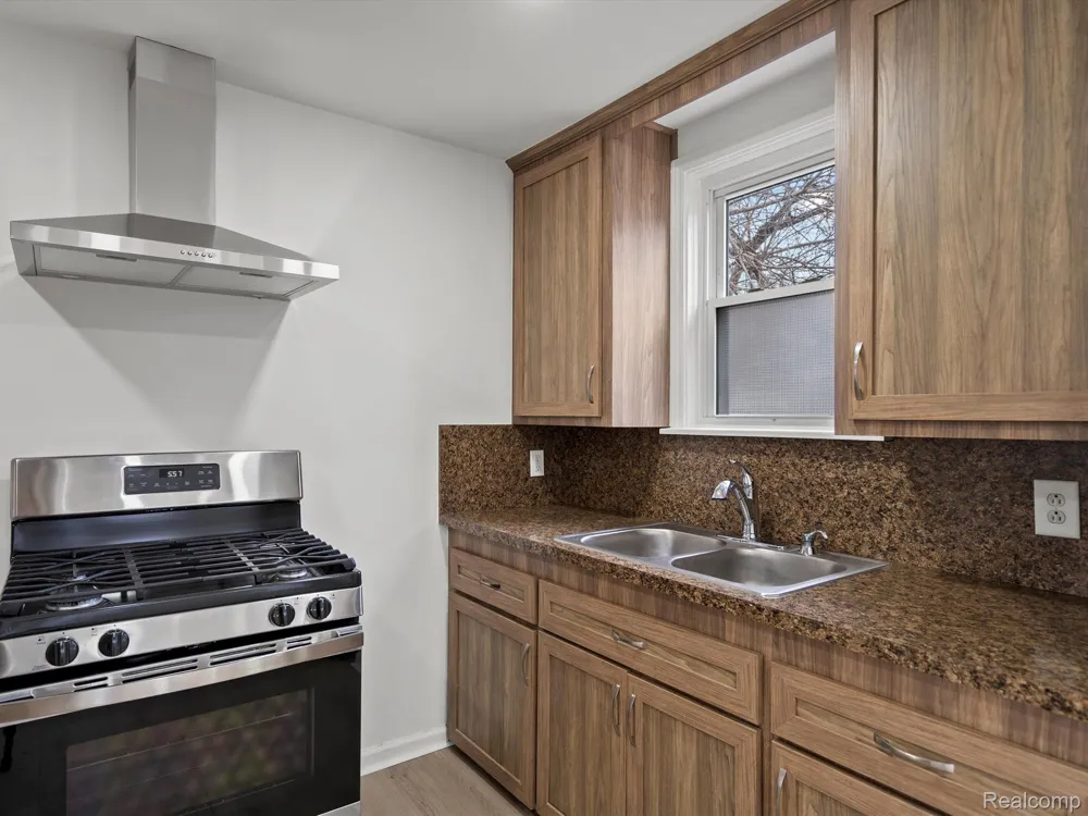 23409 CARLISLE AVENUE Hazel Park City, MI 48030