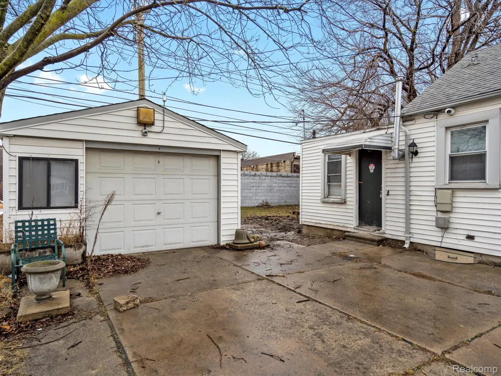 23409 CARLISLE AVENUE Hazel Park City, MI 48030