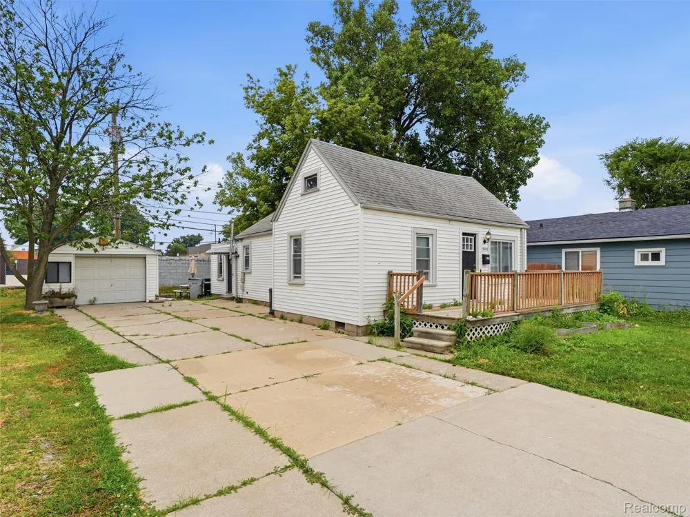 23409 CARLISLE AVENUE Hazel Park City, MI 48030