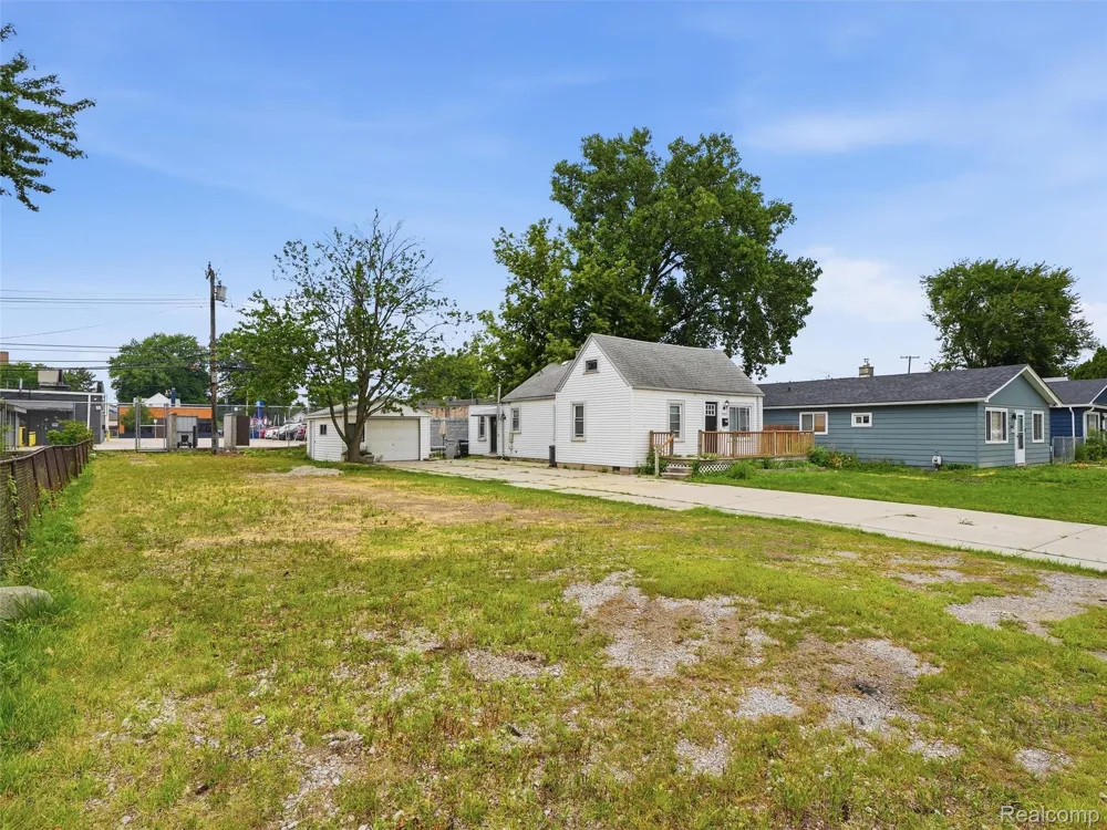 23409 CARLISLE AVENUE Hazel Park City, MI 48030
