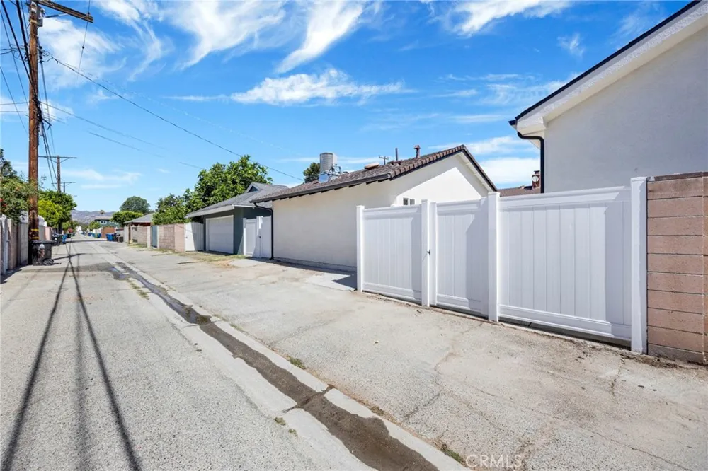 22542 Roscoe Boulevard West Hills, CA 91304