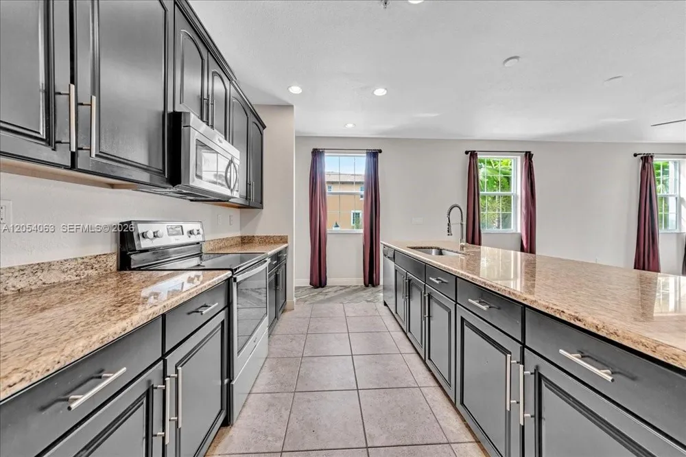 995 SW 147th Ave #2514 Pembroke Pines, FL 33027