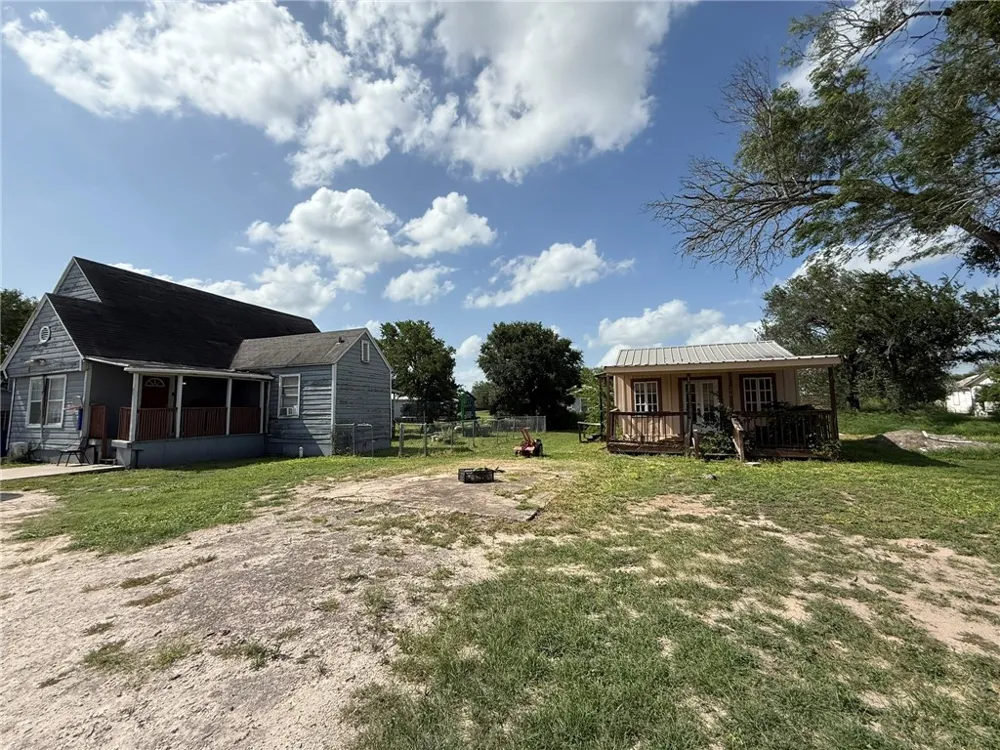 207 Mcgloin Street Three Rivers, TX 78071