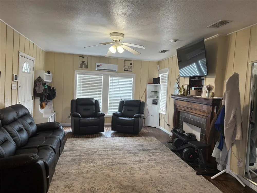 207 Mcgloin Street Three Rivers, TX 78071
