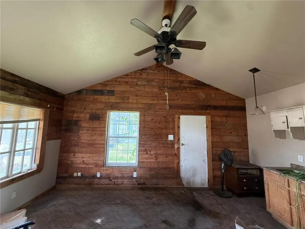 207 Mcgloin Street Three Rivers, TX 78071