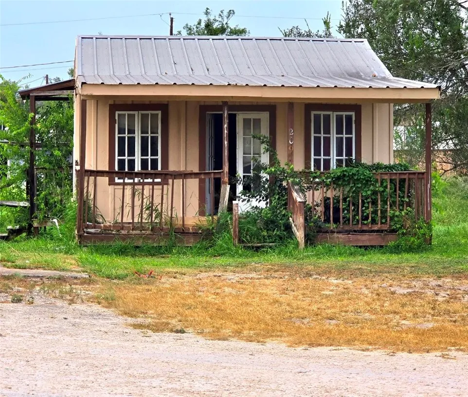 207 Mcgloin Street Three Rivers, TX 78071