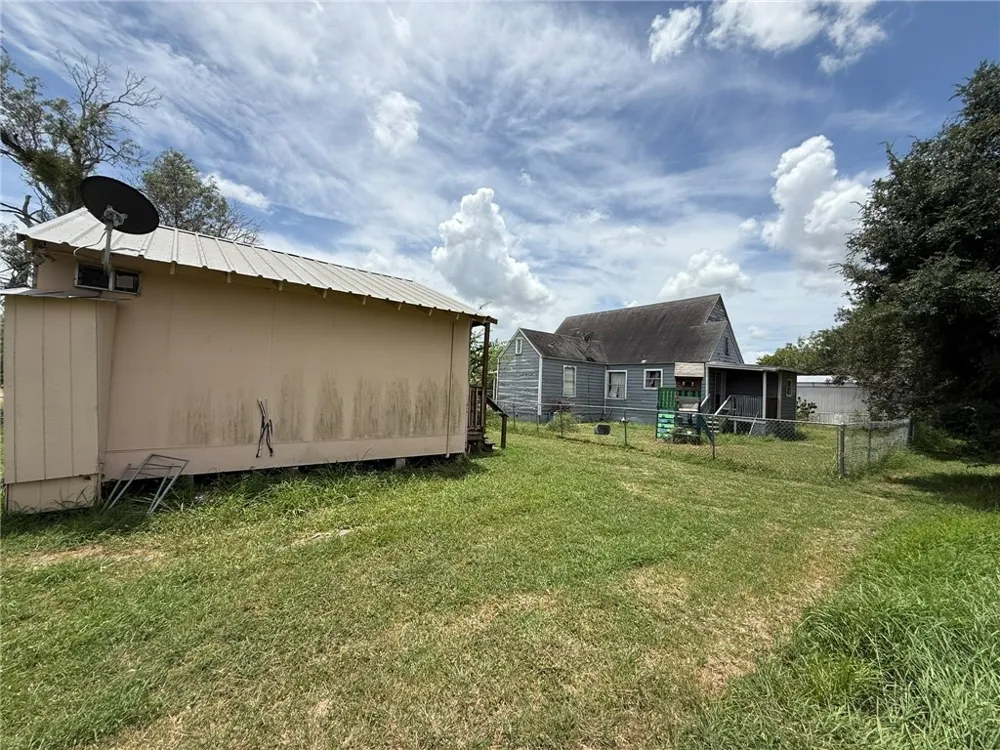207 Mcgloin Street Three Rivers, TX 78071