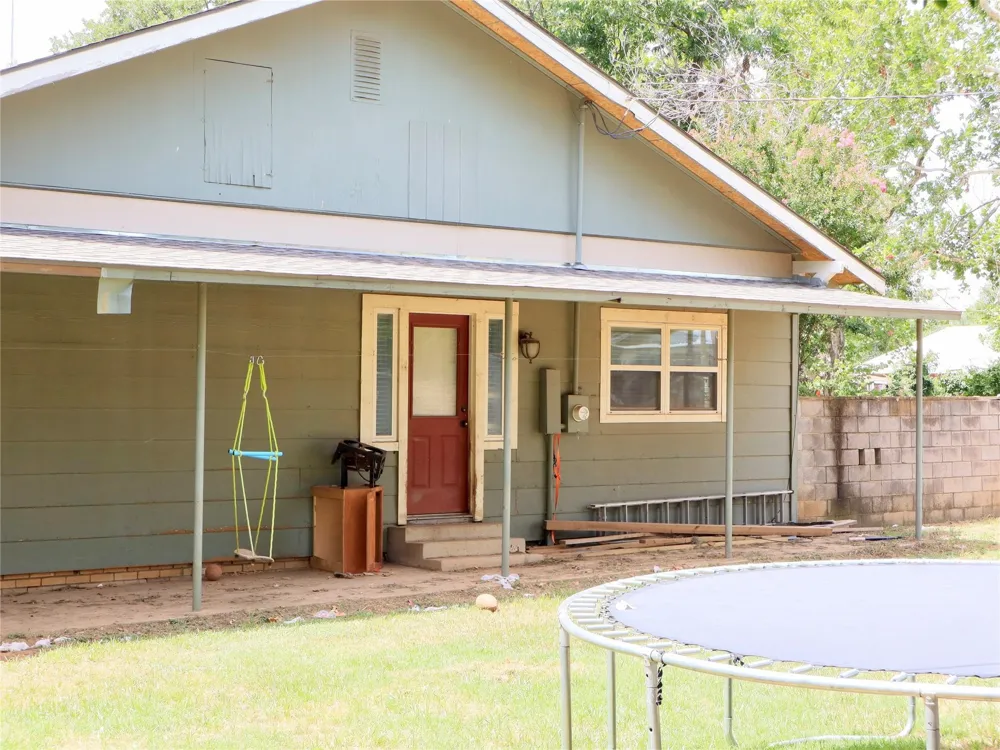 203 E Bennett Street Strawn, TX 76475