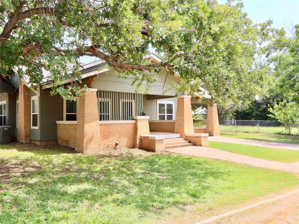 203 E Bennett Street Strawn, TX 76475