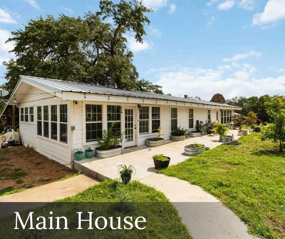 227 Henderson Lane Lockhart, TX 78644