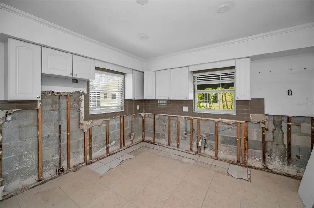 910 SNELL ISLE BOULEVARD NE St Petersburg, FL 33704