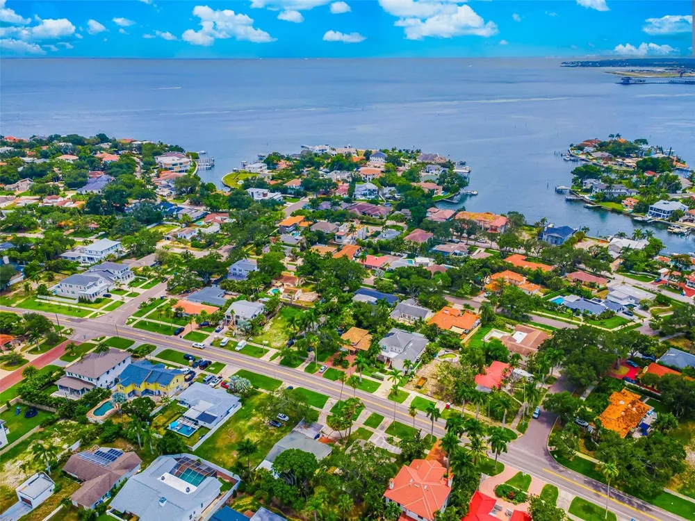 910 SNELL ISLE BOULEVARD NE St Petersburg, FL 33704