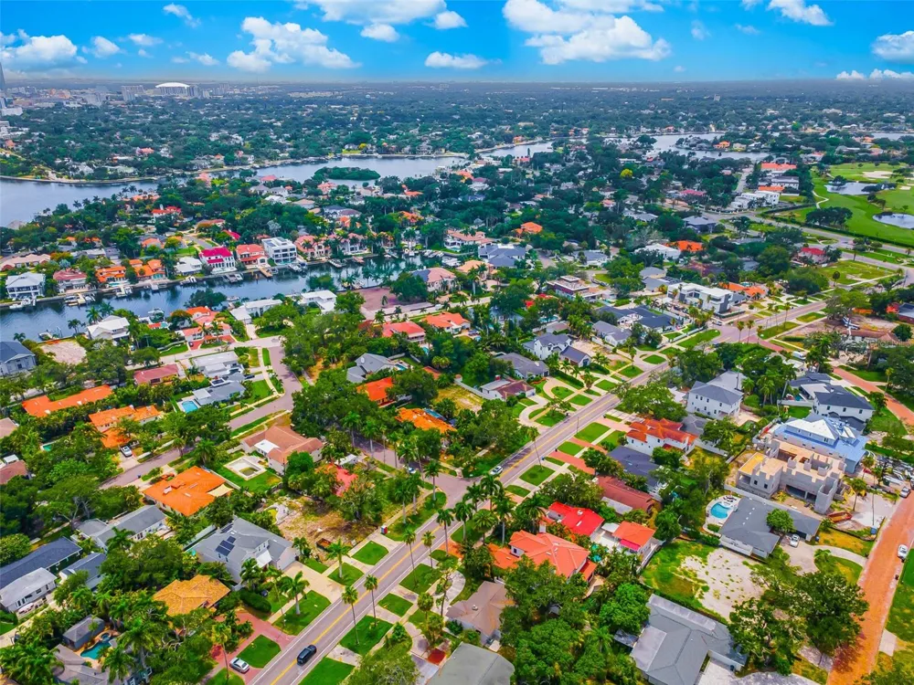 910 SNELL ISLE BOULEVARD NE St Petersburg, FL 33704