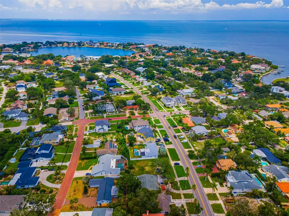 910 SNELL ISLE BOULEVARD NE St Petersburg, FL 33704