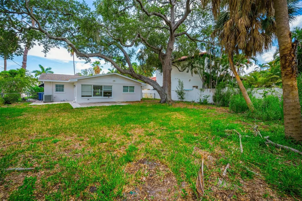 910 SNELL ISLE BOULEVARD NE St Petersburg, FL 33704