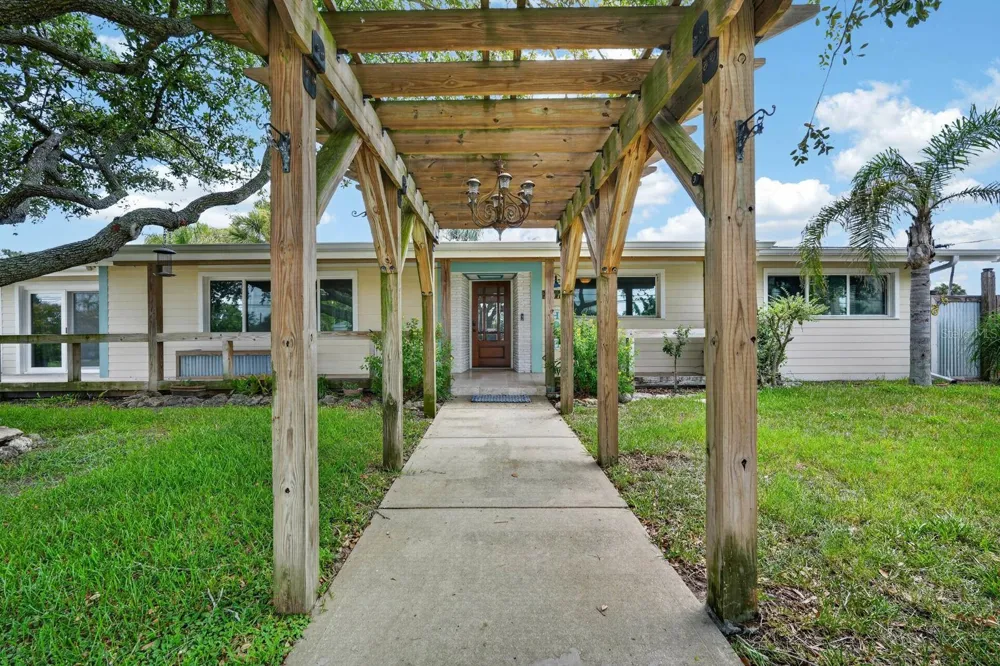 2071 S PENINSULA DRIVE Daytona Beach, FL 32118