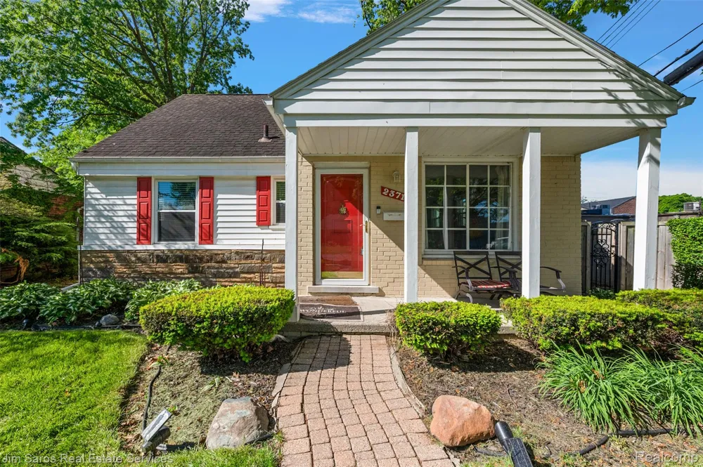 2371 Allard Avenue Grosse Pointe Woods City, MI 48236