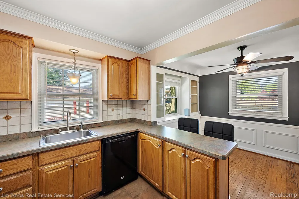 2371 Allard Avenue Grosse Pointe Woods City, MI 48236