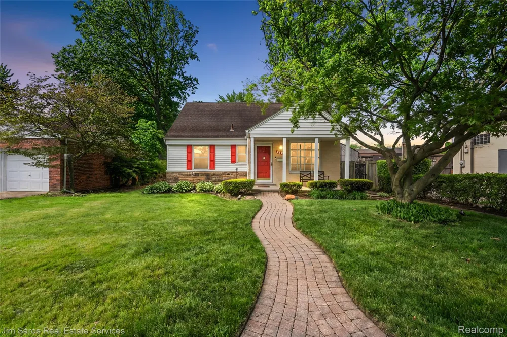 2371 Allard Avenue Grosse Pointe Woods City, MI 48236