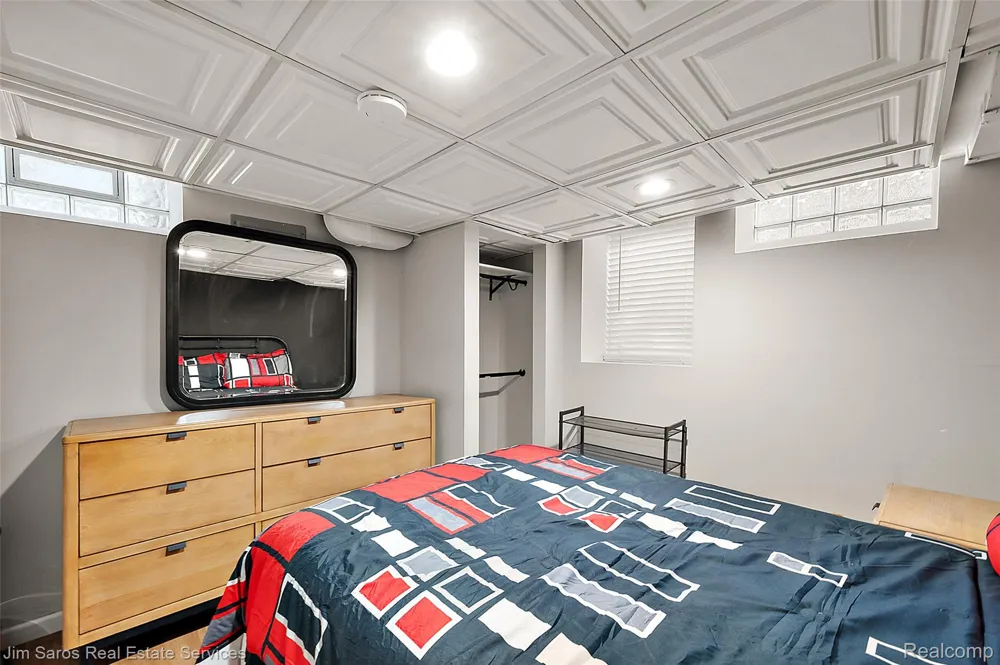 2371 Allard Avenue Grosse Pointe Woods City, MI 48236