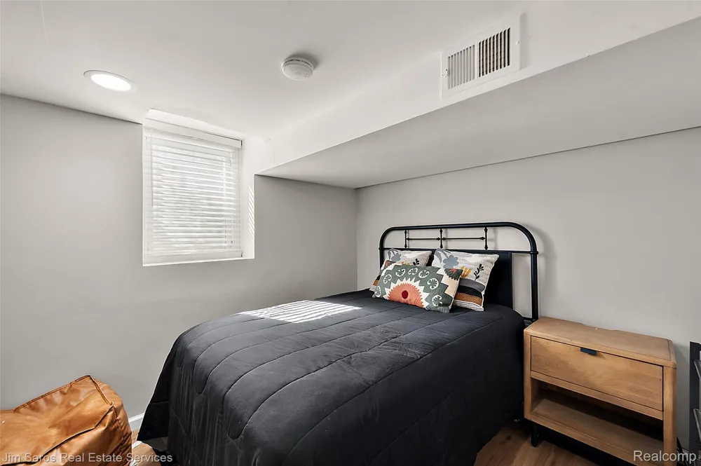 2371 Allard Avenue Grosse Pointe Woods City, MI 48236