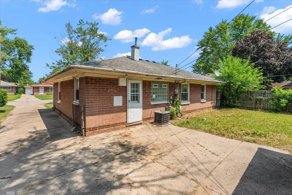 1218 E Hudson Avenue Madison Heights City, MI 48071
