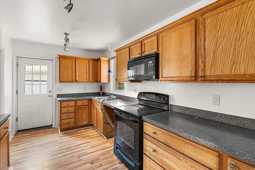 1218 E Hudson Avenue Madison Heights City, MI 48071