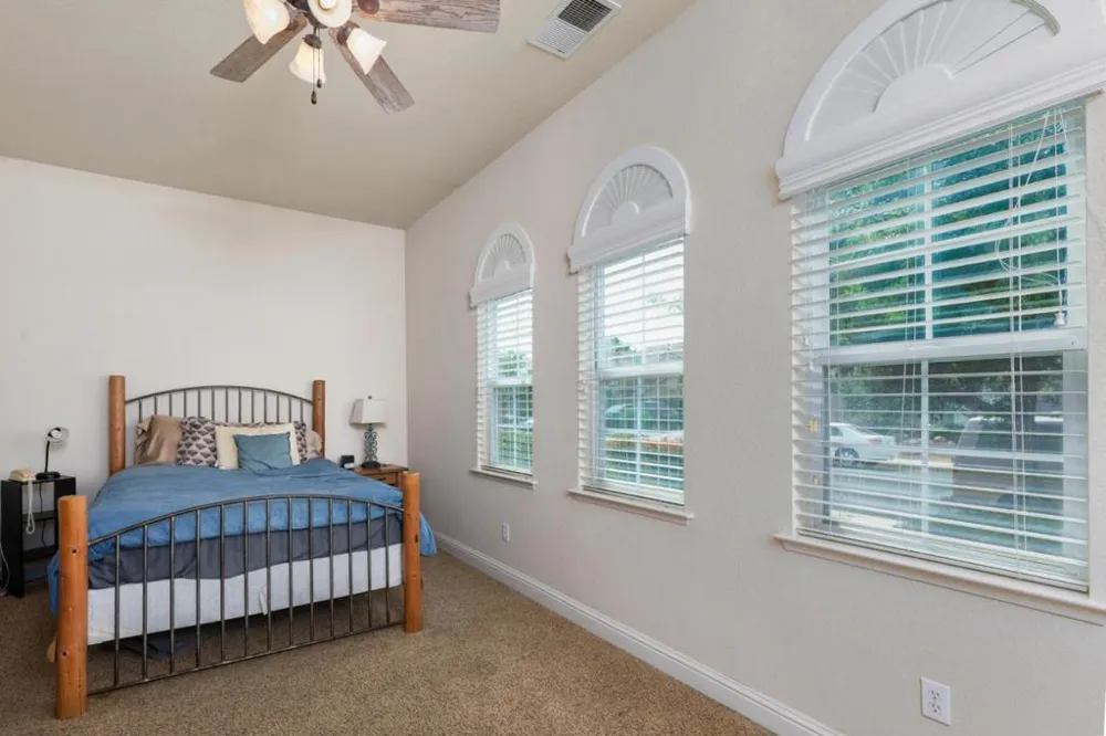 1827 Joshua Avenue Clovis, CA 93619