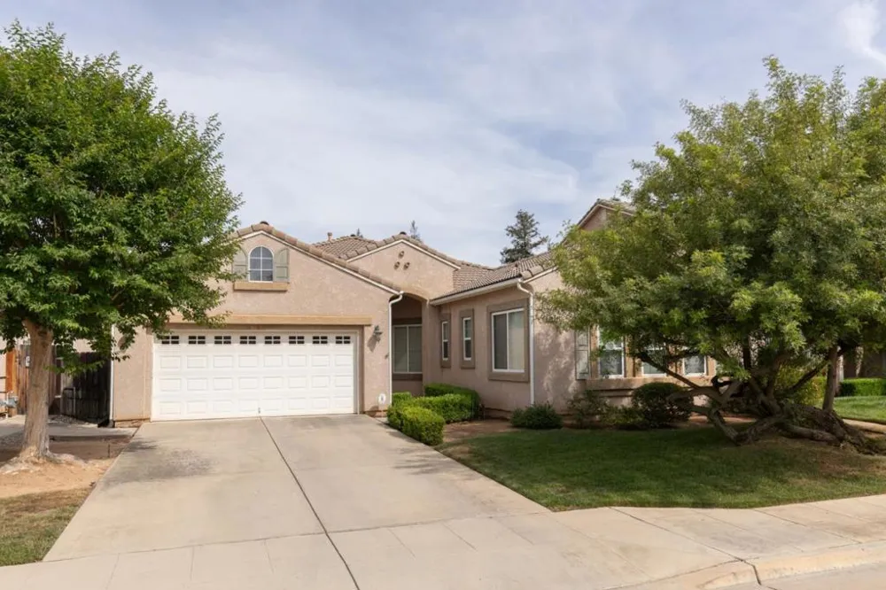 1827 Joshua Avenue Clovis, CA 93619