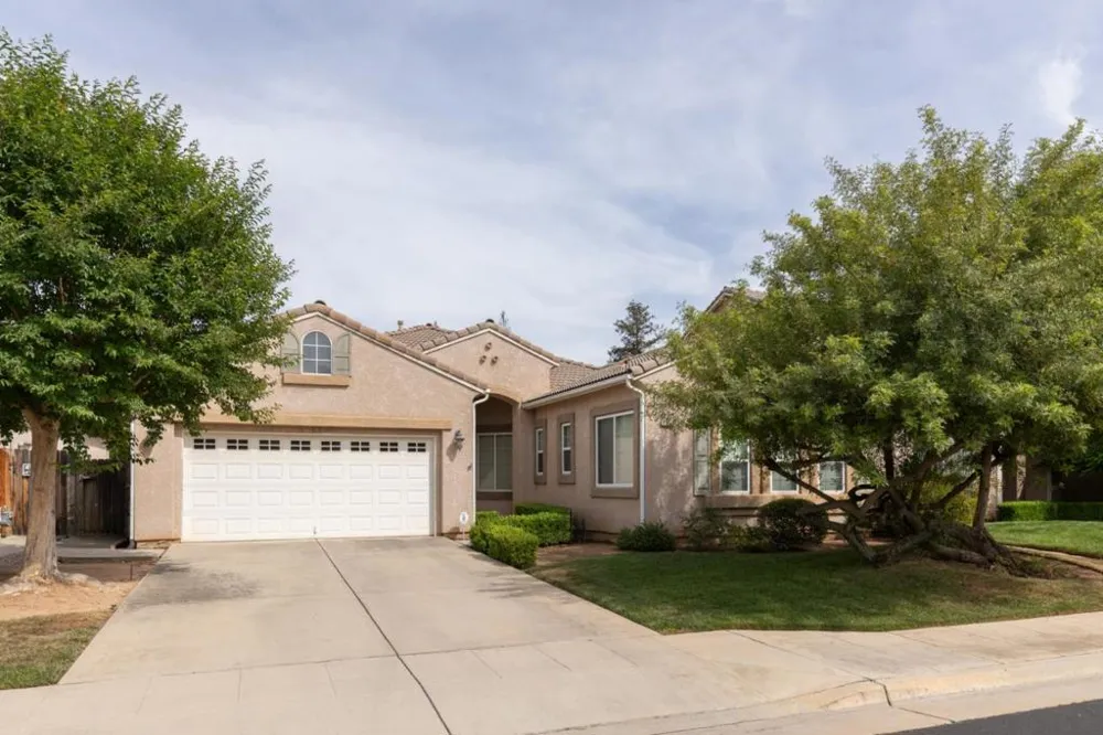 1827 Joshua Avenue Clovis, CA 93619