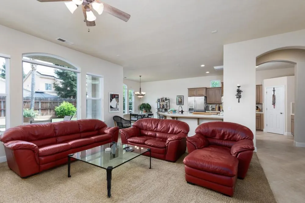 1827 Joshua Avenue Clovis, CA 93619