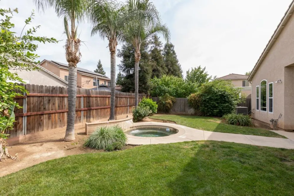 1827 Joshua Avenue Clovis, CA 93619