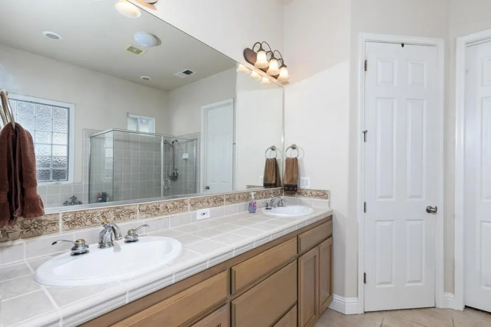 1827 Joshua Avenue Clovis, CA 93619