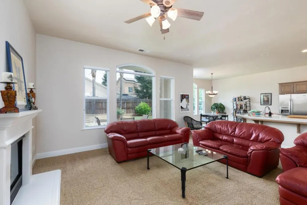 1827 Joshua Avenue Clovis, CA 93619
