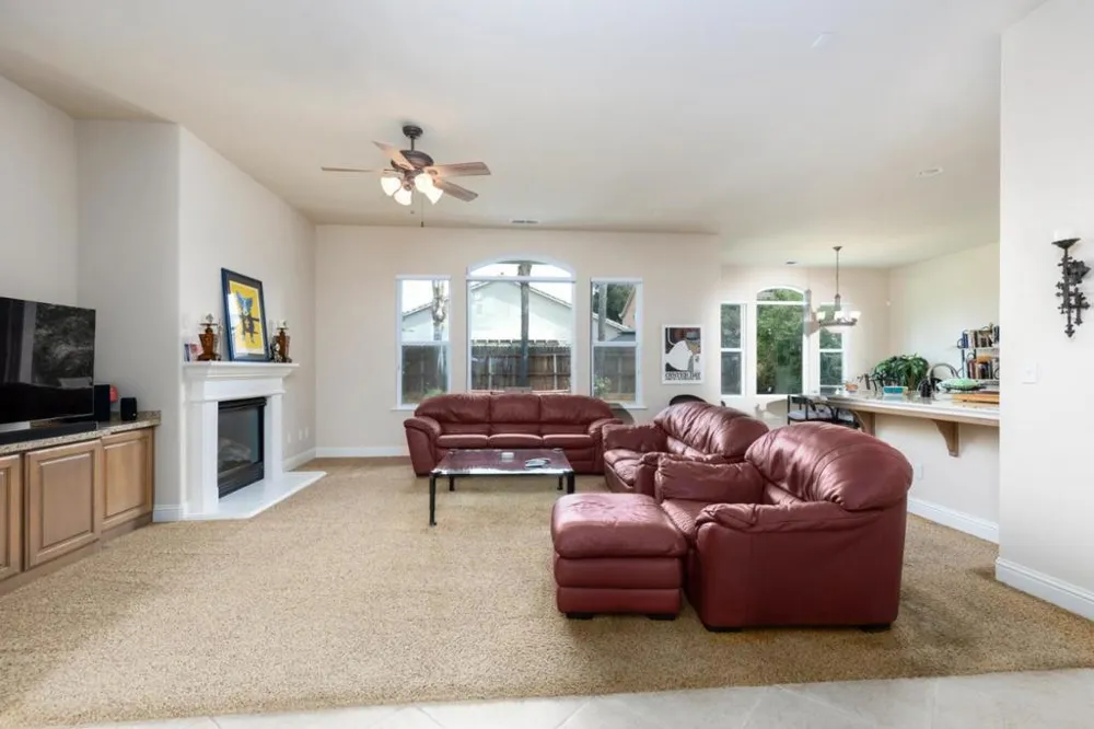 1827 Joshua Avenue Clovis, CA 93619