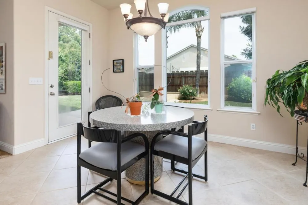 1827 Joshua Avenue Clovis, CA 93619