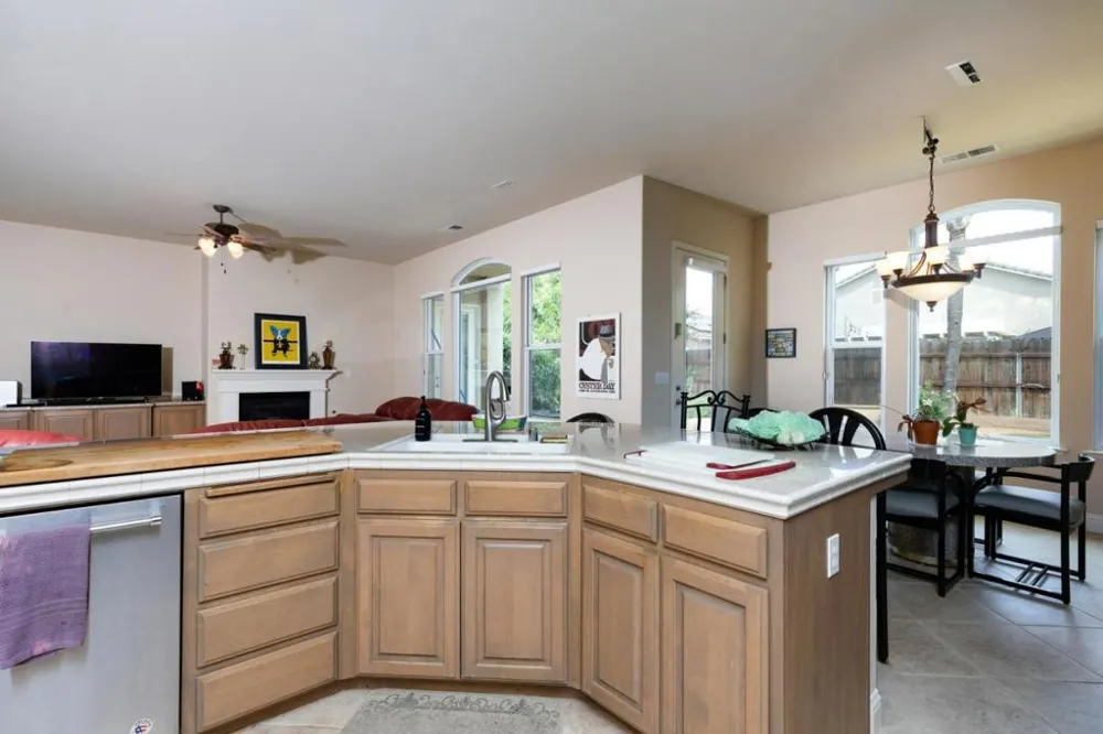 1827 Joshua Avenue Clovis, CA 93619