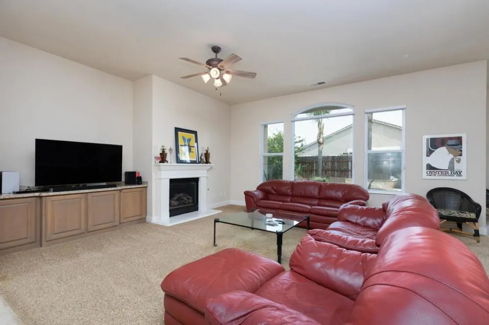 1827 Joshua Avenue Clovis, CA 93619